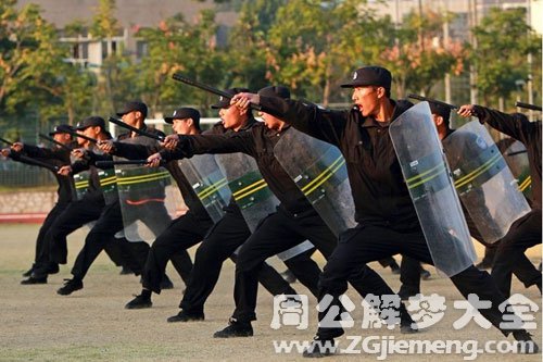 【梦见自己被警察追】