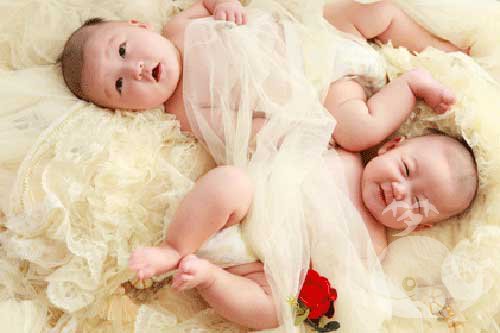 【梦见别人怀双胞胎】