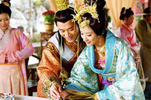 【梦见和皇帝在一起】