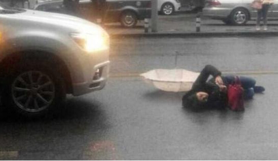 梦见妻子被车撞