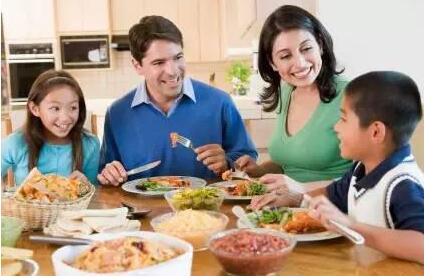 梦到和亲人一起吃饭