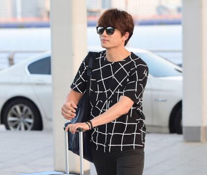 梦见一个男人给我钱