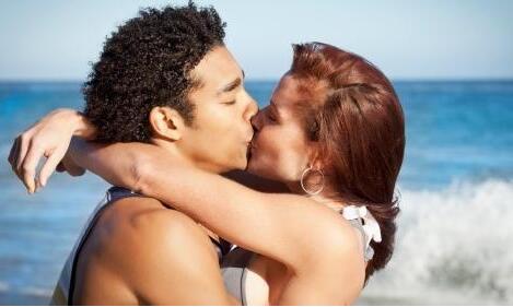 梦见和不认识的男人睡在一起