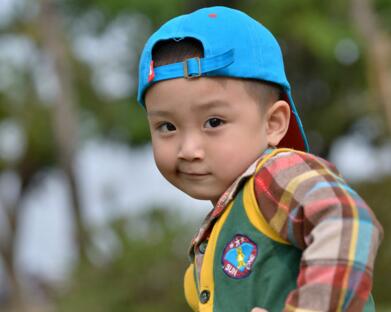 梦见生两个小男孩