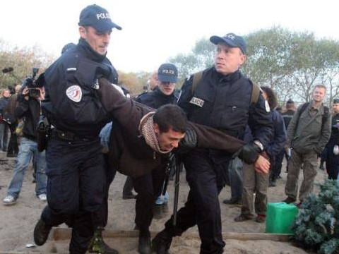 梦见朋友犯法被警察抓走