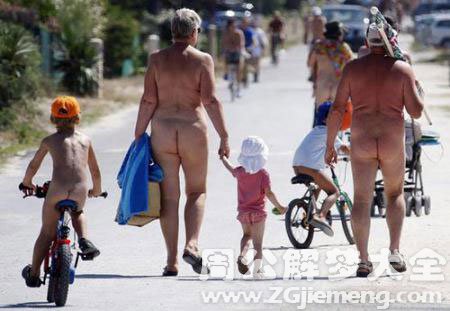 【梦见裸体在大街上】