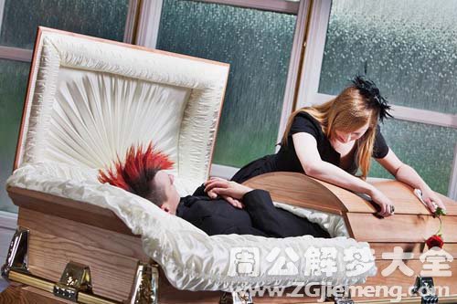 【梦见爸爸躺在棺材里】