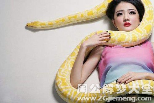 【男性梦见蛇缠身】