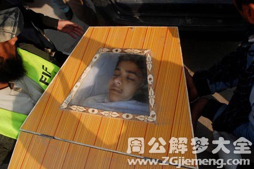 【梦见儿子死了放进棺材】