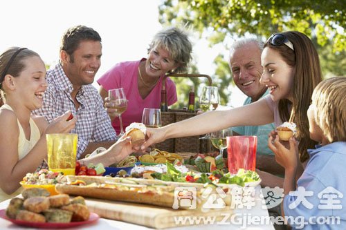 【梦见与朋友一起吃饭】